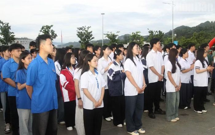 Lực lượng đoàn viên thanh niên, học sinh, sinh viên các trường học, đại học, cao đẳng trên địa bàn Sơn La cũng hưởng ứng tham gia. (Ảnh: QUỐC TUẤN)