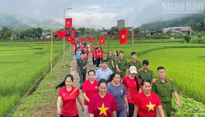 Hơn 400 người tại xã Gia Phù, tỉnh Sơn La cũng tham gia hưởng ứng hoạt động “Cùng Việt Nam tiến bước”. (Ảnh: HÀ THƯ)