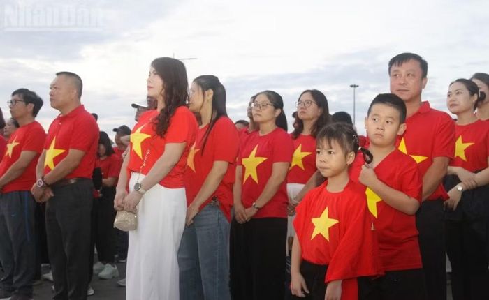 Tại Sơn La, hoạt động “Cùng Việt Nam tiến bước” còn thu hút cả các bạn nhỏ tham gia cùng bố mẹ. (Ảnh: QUỐC TUẤN)