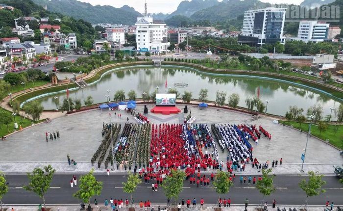 Tại Sơn La, hoạt động “Cùng Việt Nam tiến bước” năm 2026, với chủ đề “10 tỷ bước xanh - Vì Việt Nam vững bền” được tổ chức tại Quảng trường Tây Bắc. (Ảnh: QUỐC TUẤN)