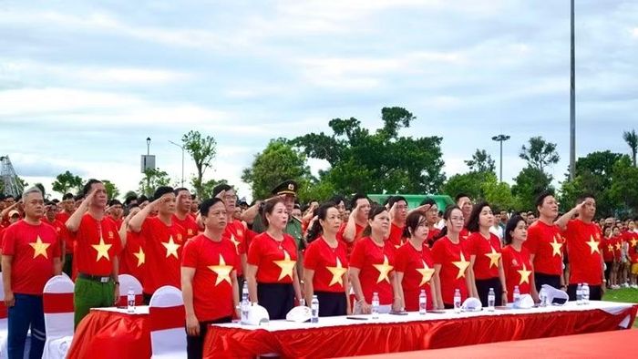 Lãnh đạo Tỉnh ủy, Ủy ban nhân dân tỉnh Gia Lai cùng đại diện các ban, sở, ngành tham gia đi bộ kích hoạt phong trào rèn luyện sức khỏe cộng đồng. (Ảnh: Lương Tùng)