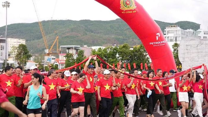 Không khí rộn ràng, sôi nổi của người dân Gia Lai trên lộ trình đi bộ hơn 2km sáng 30/8. (Ảnh: Lương Tùng)