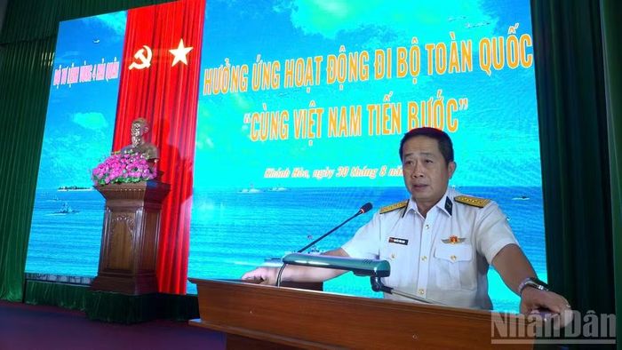 Đại tá Nguyễn Vĩnh Nam, Phó Tư lệnh Vùng 4 Hải quân phát biểu động viên cán bộ, chiến sĩ trước khi tham gia hoạt động đi bộ toàn quốc "Cùng Việt Nam tiến bước". (Ảnh: THANH HOÀNG)