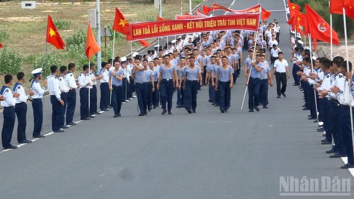 Đội hình cán bộ, chiến sĩ Trung tâm Huấn luyện Vùng 4 Hải quân tham gia đi bộ trong không khí sôi nổi, đoàn kết. (Ảnh: THANH HOÀNG)