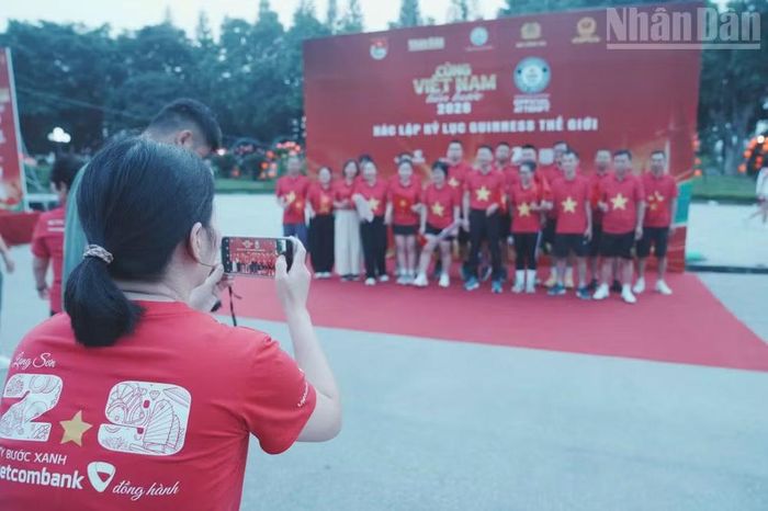 Chương trình cũng là dịp người dân có thể lưu lại nhiều khoảnh khắc ý nghĩa. (Ảnh: Quốc Đạt)