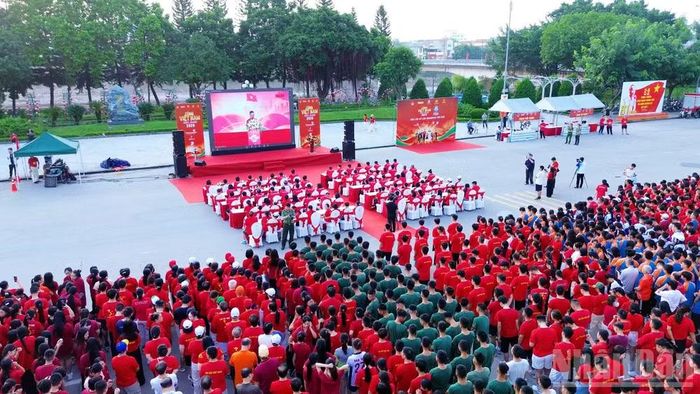Điểm cầu Lạng Sơn theo dõi các hoạt động tại điểm cầu chính Thủ đô Hà Nội. (Ảnh: Hoàng Thơ)