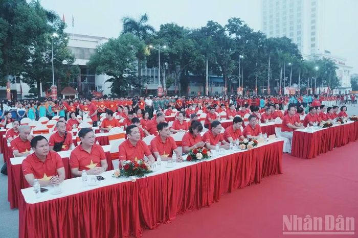 Tại Lạng Sơn chương trình đã có sự tham gia của khoảng 7.000 người. (Ảnh: Quốc Đạt)