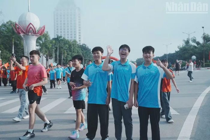 Các em học sinh hứng khởi tham gia chương trình. (Ảnh: Quốc Đạt)