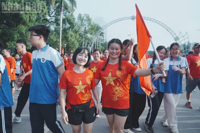 Màu cờ Tổ quốc hòa trong những nụ cười tại chương trình. (Ảnh: Quốc Đạt)