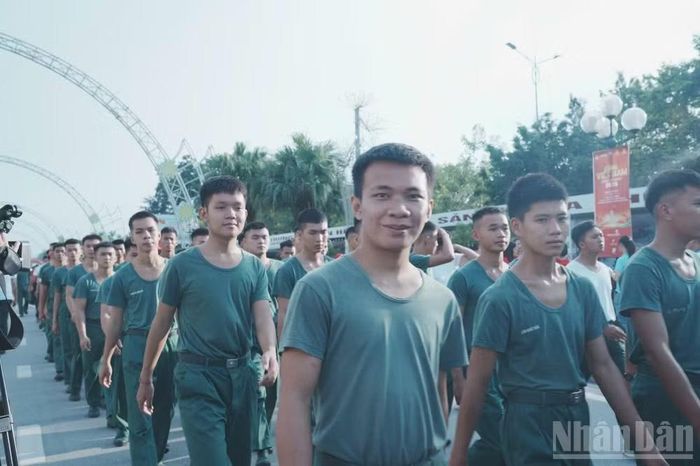 Lực lượng quân sự tỉnh Lạng Sơn tham gia chương trình. (Ảnh: Quốc Đạt)