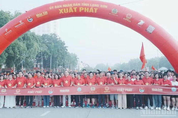 Các đại biểu và nhân dân hưởng ứng hoạt động đi bộ của chương trình. (Ảnh: Quốc Đạt)
