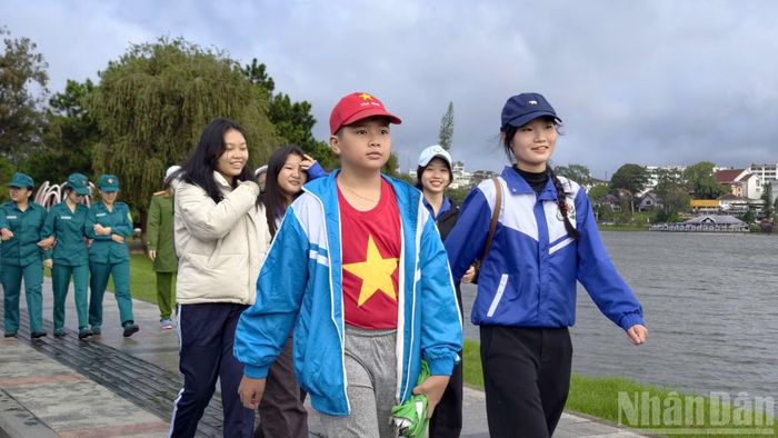 Các em học sinh trên xứ ngàn hoa Đà Lạt cùng hòa bước chân lan tỏa thông điệp “10 tỷ bước xanh-Vì Việt Nam vững bền”.