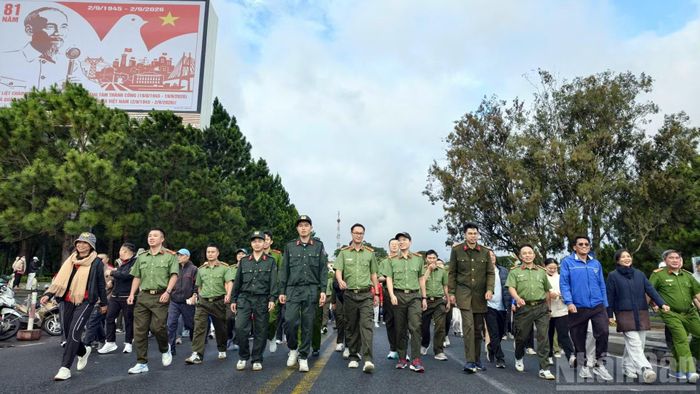 Chương trình "Cùng Việt Nam tiến bước" đã lan tỏa giá trị sức mạnh đại đoàn kết và tinh thần rèn luyện sức khỏe trong cộng đồng, thúc đẩy phong trào “Toàn dân rèn luyện thân thể theo gương Bác Hồ vĩ đại”, tạo sự gắn kết giữa lực lượng công an nhân dân và nhân dân, đồng thời khuyến khích mỗi người chủ động xây dựng lối sống lành mạnh, tích cực.