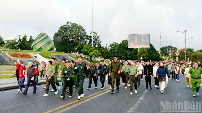 “Cùng Việt Nam tiến bước” không chỉ diễn ra trên một cung đường, đó còn là hành trình kết nối, lan tỏa tinh thần thể thao, tinh thần đoàn kết, tình yêu quê hương và niềm tin vào một Việt Nam đang từng ngày tiến về phía trước.