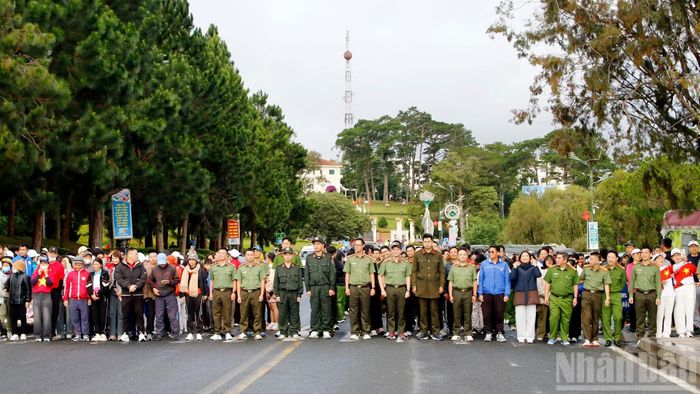 Đông đảo cán bộ, lực lượng vũ trang, đoàn viên, hội viên và người dân từ các phường trung tâm Lâm Đồng ngàn hoa và Ban Thanh niên Công an tỉnh đã tạo nên những nhịp điệu sinh động cho tinh thần đoàn kết, đồng lòng và cùng nhau tiến bước.