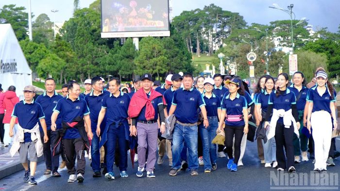 Mỗi bước chân trong chương trình không chỉ là hành động rèn luyện sức khỏe, mà còn góp phần khuyến khích thói quen đi bộ, lựa chọn phương thức di chuyển thân thiện hơn với môi trường và nâng cao nhận thức của cộng đồng về giảm phát thải, bảo vệ môi trường và phát triển bền vững.