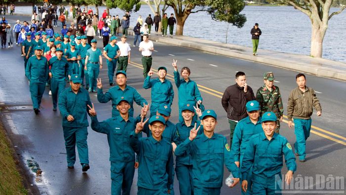 Nụ cười chiến sĩ trên hành trình đóng góp những bước chân "Vì Việt Nam vững bền".