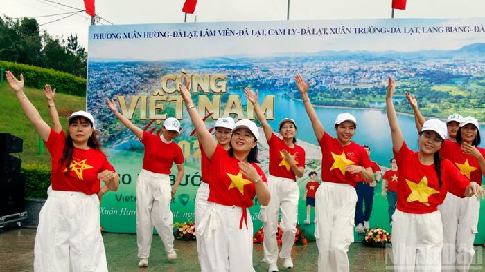 Những điệu nhảy khỏe khoắn khởi động chương trình "Cùng Việt Nam tiến bước" đã xua đi cái lạnh đặc trưng miền cao nguyên.