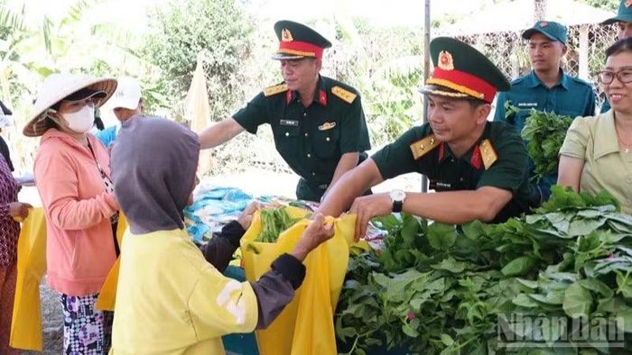 Hình ảnh những người lính ân cần với bà con, khiến khoảng cách giữa người trao và người nhận dường như không còn. (Ảnh: NGUYỄN TRUNG)