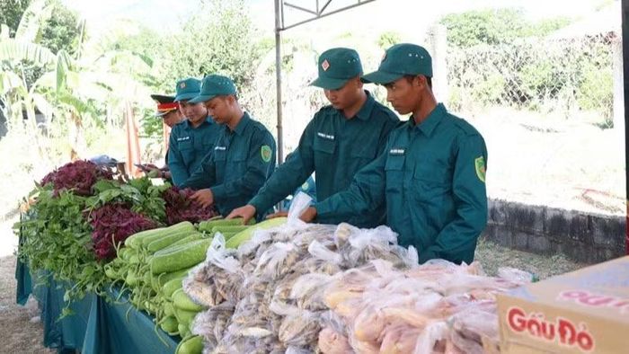 Các mặt hàng thiết yếu được chuẩn bị tươm tất trước khi diễn ra "Phiên chợ 0 đồng". (Ảnh: NGUYỄN TRUNG)