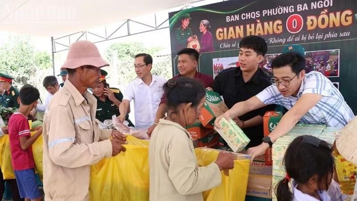 Bà con tự tay chọn những thực phẩm cần thiết nhất cho bữa ăn gia đình mà không phải bận tâm về chi phí. (Ảnh: NGUYỄN TRUNG)