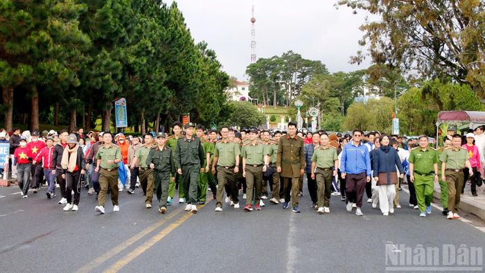 Các lực lượng công an, bộ đội, người dân, cán bộ địa phương tham gia đi bộ. (Ảnh: Mai Văn Bảo)