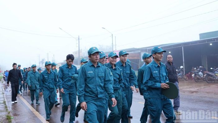 Người dân khu vực biên giới xã Quảng Trực tham gia đi bộ. (Ảnh: Văn Yên)