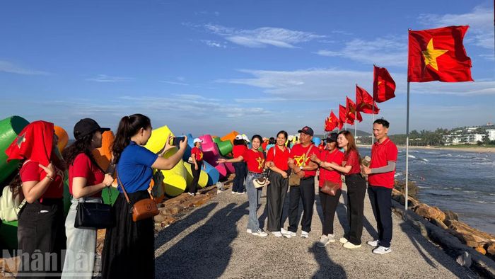 Người tham dự chụp hình check-in Công viên Bãi đá Ông Địa trước giờ chạy. (Ảnh: Thanh Hải)