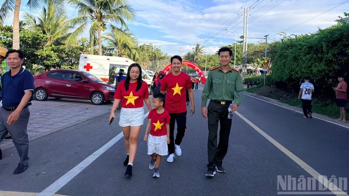 Nhiều gia đình tham dự góp phần lan tỏa niềm tin, niềm tự hào và ý chí vươn lên mạnh mẽ trong toàn xã hội. (Ảnh: Thanh Hải)