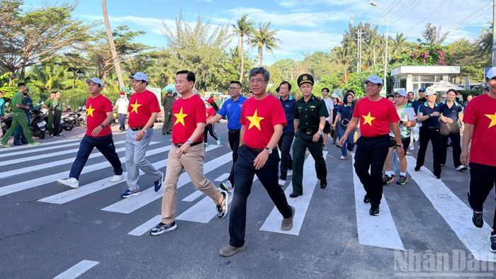 Lãnh đạo tỉnh Lâm Đồng tham gia đi bộ. (Ảnh: Thanh Hải)