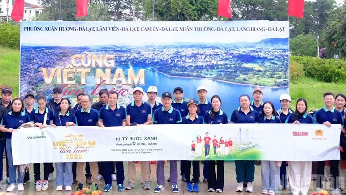 Cụm 1 tổ chức tại Quảng trường Lâm Viên với sự tham gia nhiều người. (Ảnh: Mai Văn Bảo)