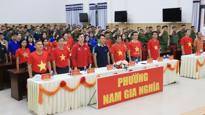 Người tham gia đi bộ chào cờ, hát Quốc ca cùng với các tỉnh, thành phố trên khắp cả nước. (Ảnh: Văn Yên)