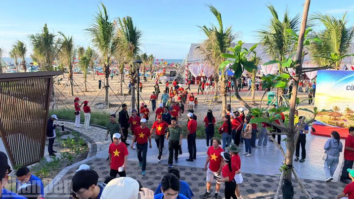 Những người tham gia đi bộ chuẩn bị ra vạch xuất phát. (Ảnh: Thanh Hải)