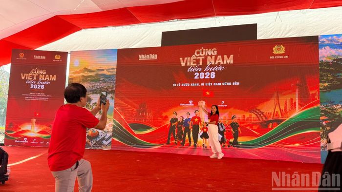 Người tham dự chụp hình check-in Công viên Bãi đá Ông Địa trước giờ chạy. (Ảnh: Thanh Hải)