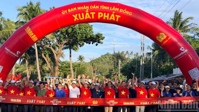 Nhiều người phấn khởi chờ lệnh xuất phát đi bộ cùng với các tỉnh, thành phố trên khắp cả nước. (Ảnh: Thanh Hải)