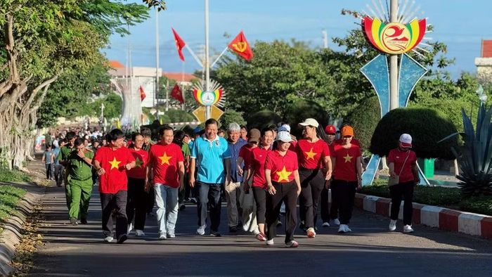  Nhiều người mặc áo cờ đỏ sao vàng tham gia đi bộ. (Ảnh: Bích Dung) 