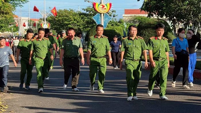 Các lực lượng công an tham gia đi bộ. (Ảnh: Bích Dung)