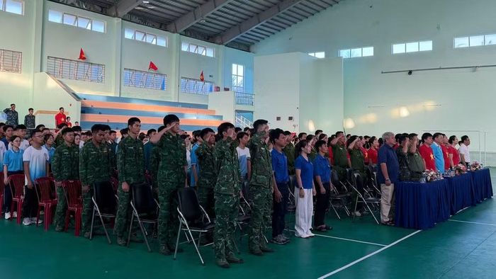 Người tham gia làm lễ chào cờ, hát Quốc ca. (Ảnh: Bích Dung)