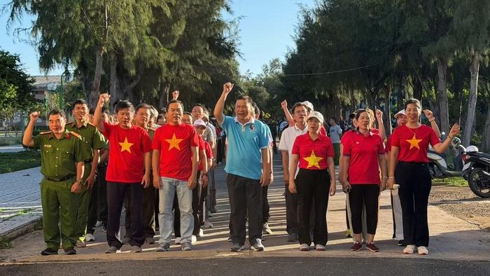 Người dân trên đảo tham gia đi bộ. (Ảnh: Bích Dung)