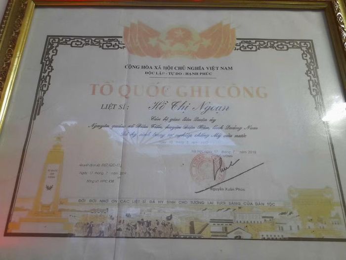 Bằng Tổ quốc ghi công liệt sĩ Hồ Thị Ngoạn.