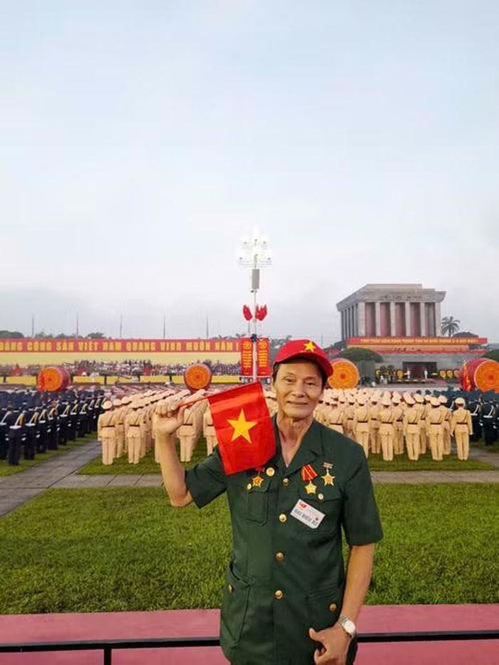 Đại biểu Huỳnh Xuân Thanh bên Lăng Bác trong dịp tham dự Lễ kỷ niệm 80 năm Cách mạng Tháng Tám và Quốc khánh 2/9.