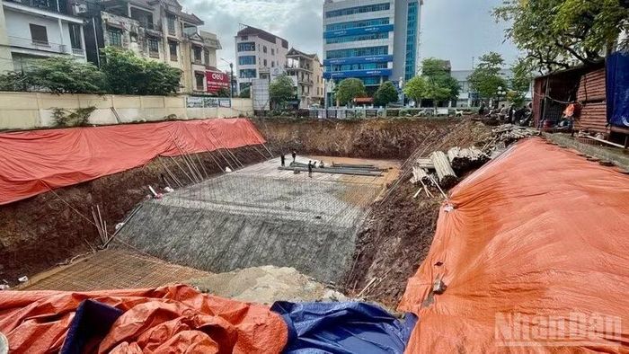 Bể chứa chống ngập úng có dung tích 2.500m³ đang được khẩn trương thi công. (Ảnh: THẾ BÌNH)