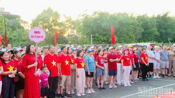 Cán bộ, nhân dân phường Nông Trang tham gia Chương trình đi bộ “Cùng Việt Nam tiến bước”.