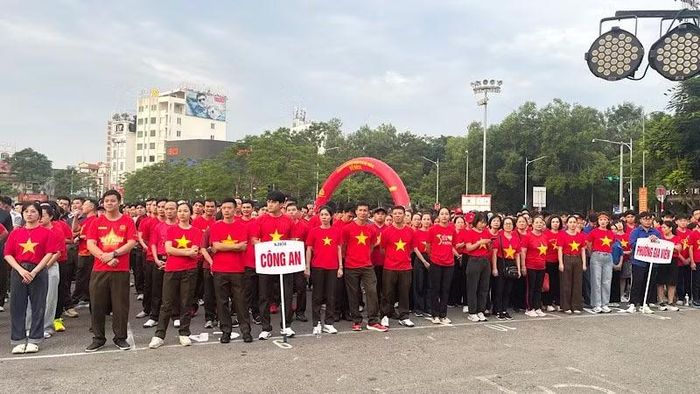 Khối Công an và các phường trung tâm thành phố trong trang phục cờ đỏ sao vàng tham gia chương trình. (Ảnh: XUÂN TRƯỜNG)