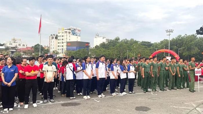 Lực lượng quân sự, đoàn viên, sinh viên tham gia chương trình. (Ảnh: XUÂN TRƯỜNG)