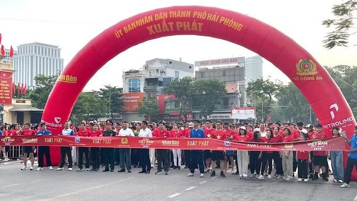 Các lực lượng tham gia chương trình "Cùng Việt Nam tiến bước" tại Hải Phòng trước vạch xuất phát. (Ảnh: XUÂN TRƯỜNG)