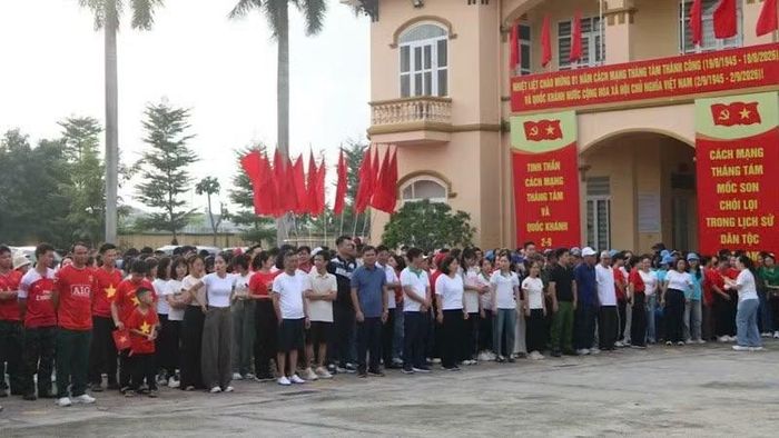 Phường Phù Liễn huy động 500 cán bộ và người dân tham gia chương trình. (Ảnh: VŨ DUYÊN)