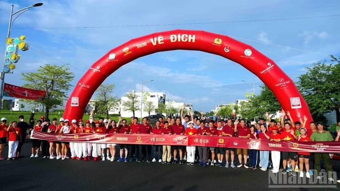 Khoảnh khắc hoàn thành chặng đường đi bộ 2km tại Cà Mau. (Ảnh: HỮU TÙNG)