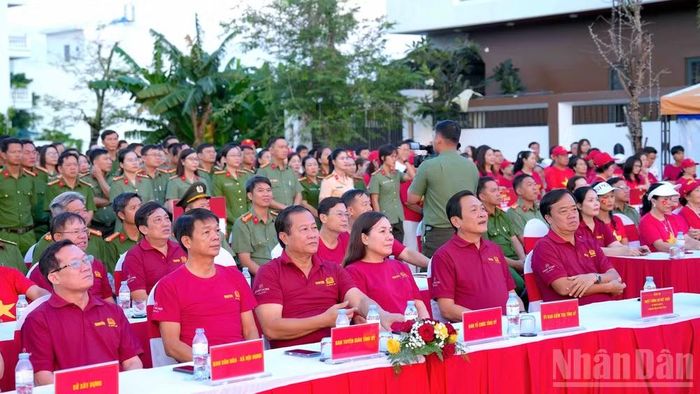 Phó Bí thư Thường trực Tỉnh ủy Cà Mau Huỳnh Quốc Việt (thứ 6, hàng đầu tiên từ trái qua) tham dự lễ phát động hưởng ứng đi bộ “Cùng Việt Nam tiến bước” năm 2026. (Ảnh: HỮU TÙNG)