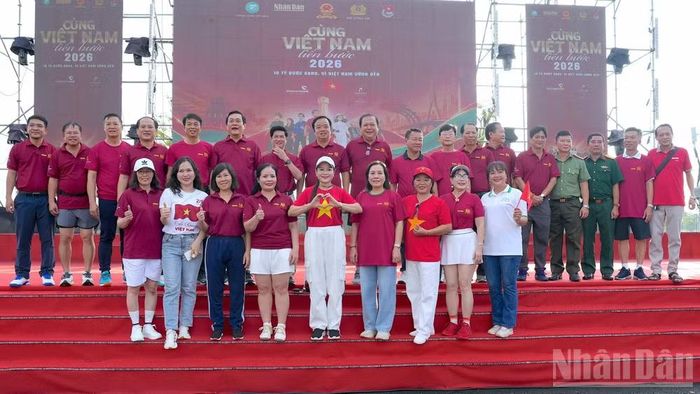 Ban tổ chức tại Cà Mau cùng lãnh đạo tỉnh chụp ảnh lưu niệm sau khi hoàn thành sự kiện tại địa phương. (Ảnh: HỮU TÙNG)
